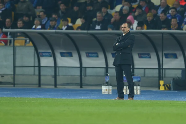 Roberto Martínez se queda en el borde del campo, UEFA Europa League Ronda de 16 partido de segunda etapa entre Dynamo y Everton —  Fotos de Stock