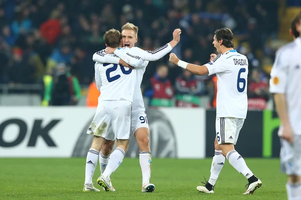 Oleh Gusev, Lukasz Teodorczyk and Aleksandar Dragovic celebrating scored goal, UEFA Europa League Round of 16 second leg match between Dynamo and Everton — Stock Photo, Image