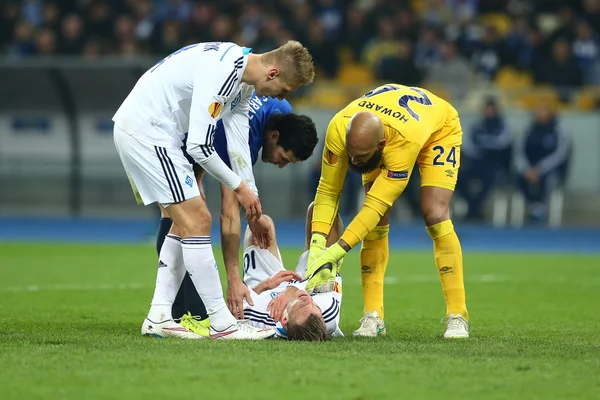 アンドリー ・ ヤルモレンコ Uefa ヨーロッパ リーグ ラウンド ダイナモとエバートンとの間の 16 の第 2 戦の試合の他のサッカー選手たちと医療の助けを取る — ストック写真