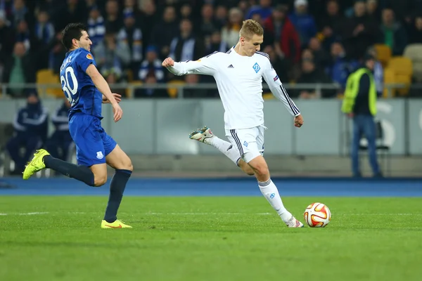 Lukasz Teodorczyk shoots the ball, UEFA Europa League Round of 16 second leg match between Dynamo and Everton — Stock Photo, Image