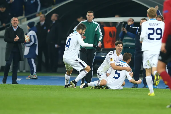 Antunes celebra el gol anotado con sus compañeros de equipo, mientras Serhiy Rebrov aplaude en el fondo, la ronda de la Liga Europa de la UEFA de 16 partido de segunda etapa entre Dynamo y Everton — Foto de Stock