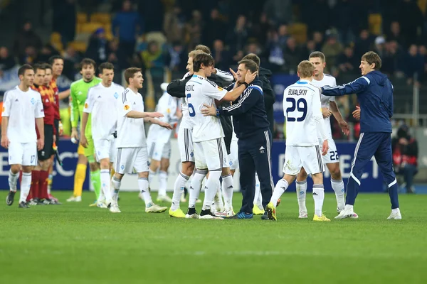 Dynamo Kyiv playes and coaches celebrating the victory in UEFA Europa League Round of 16 second leg match between Dynamo and Everton — Stock Photo, Image
