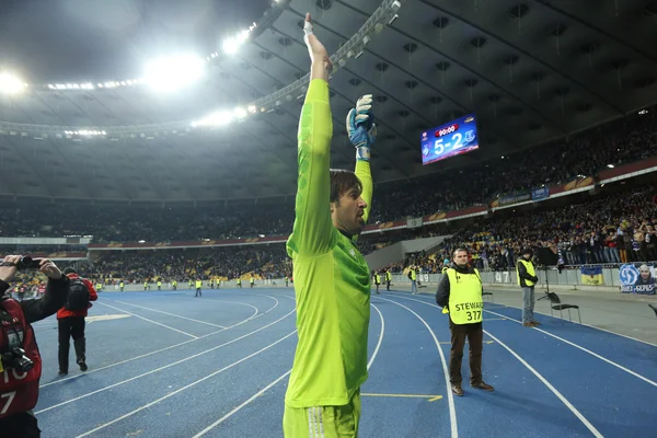 O Uefa Avrupa Ligi yuvarlak 16 ikinci bacak maç Dinamo ve Everton arasında sonra hayranlarının tebrik ederken Olexandr Shovkovskiy portre