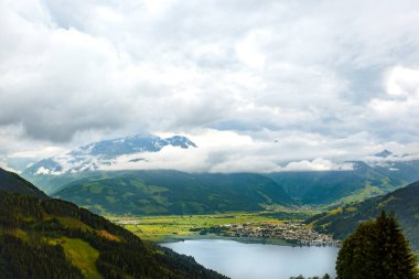 Zeller See Gölü üzerinde görüntüleyin. Merkezi Alp şehir Zell am See, Avusturya, Europe. 