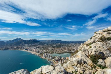 CALP şehri Penon de Ifach dağa arıyorum. Stone mountain, ön plan.