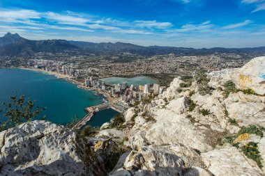 CALP şehri Penon de Ifach dağa arıyorum. Stone mountain, ön plan