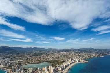 Calp ve Tuz Gölü Les Salines Penon de Ifach dağa İspanya sahilinde üzerinde seyir