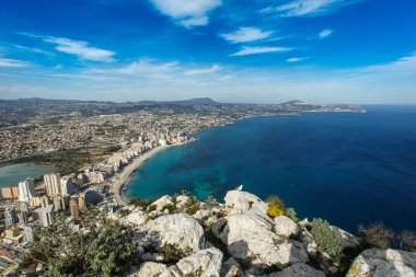 Calp ve Cap Blanc Penon de Ifach dağa İspanya sahilinde üzerinde seyir