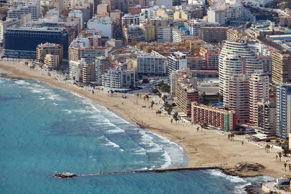 Sahil ve Penon de Ifach dağa İspanya Calp cityscape üzerinde seyir.