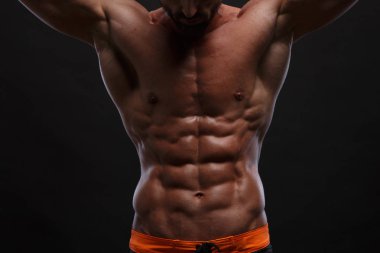 Atletik adamın mükemmel sixpack abs gösterilen Resim kırpılmış