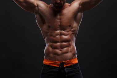Atletik adamın mükemmel sixpack abs gösterilen Resim kırpılmış