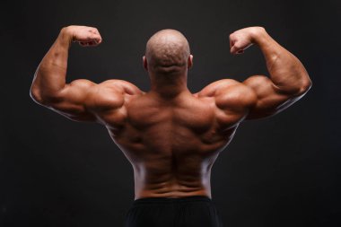 Gövde çekici erkek vücudunun arkadan görünüm