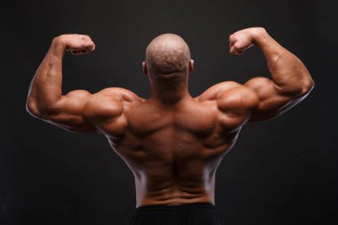 Gövde çekici erkek vücudunun arkadan görünüm