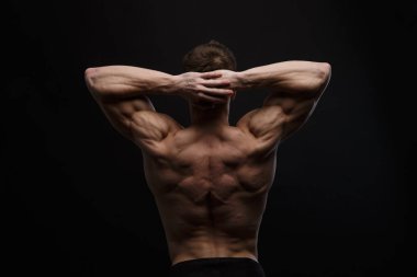 Çekici erkek gövde arkadan görünüm 