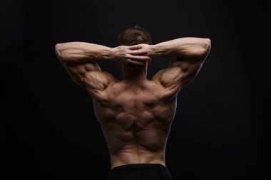 Çekici erkek gövde arkadan görünüm 