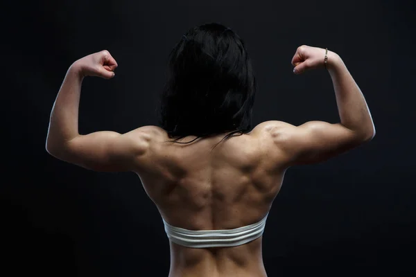 Atletische jonge vrouw tonen spieren van de rug — Stockfoto