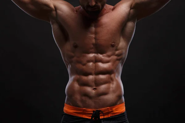 Imagen recortada del hombre atlético mostrando abdominales de seis paquetes perfectos — Foto de Stock