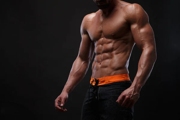 Torso muscular y sexy de hombre joven con abdominales perfectos — Foto de Stock