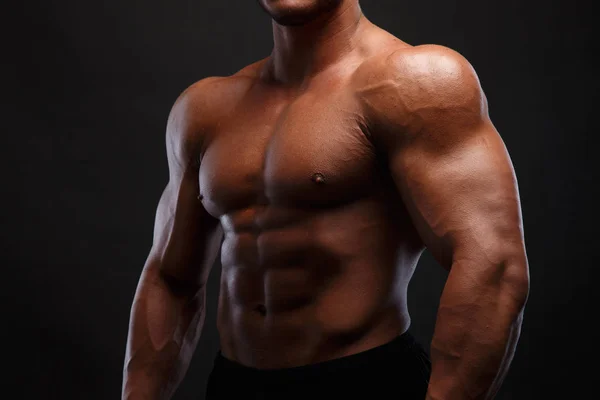 genç adamın kaslı ve seksi gövde