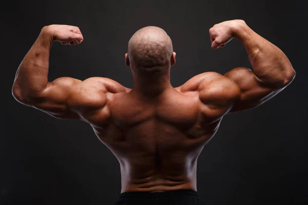 Gövde çekici erkek vücudunun arkadan görünüm