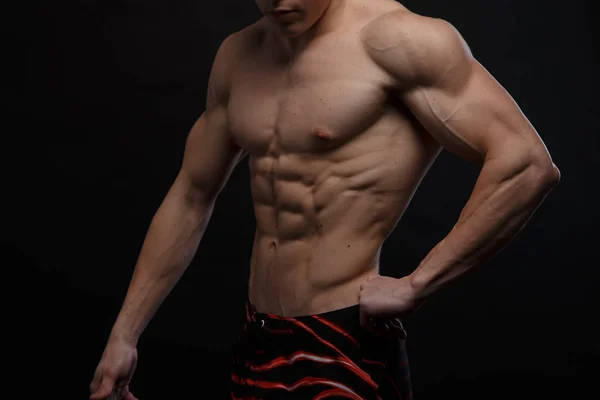 genç adamın kaslı ve seksi gövde