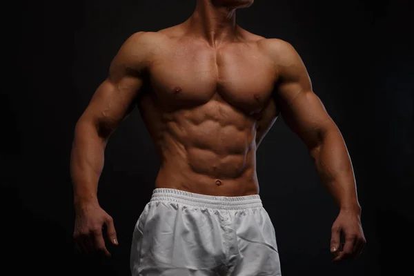 Seksowny i mięśni tułowia młody człowiek — Zdjęcie stockowe