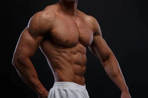 genç adamın kaslı ve seksi gövde