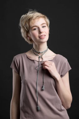 Moda deyimi kolyesi güzel genç sarışın bir kadın portresi 