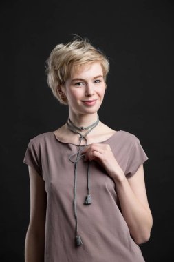 Moda deyimi kolyesi güzel genç sarışın bir kadın portresi 