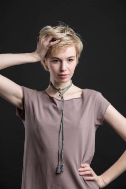 Moda deyimi kolyesi güzel genç sarışın bir kadın portresi 