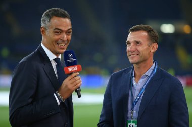 Kharkiv, Ukrayna - 13 Eylül, 2017: Andriy Şevçenko gülümsüyor veren sigorta primi spor Hd canale için röportaj. Mediaset Premium televizyon kanalı. Şampiyonlar Ligi. Shakhtar - Napoli. Metalist Stadyumu