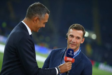 Kharkiv, Ukrayna - 13 Eylül, 2017: Andriy Şevçenko gülümsüyor veren sigorta primi spor Hd canale için röportaj. Mediaset Premium televizyon kanalı. Şampiyonlar Ligi. Shakhtar - Napoli. Metalist Stadyumu