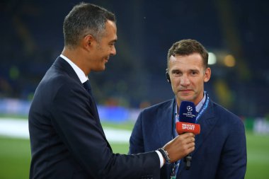Kharkiv, Ukrayna - 13 Eylül, 2017: Andriy Şevçenko gülümsüyor veren sigorta primi spor Hd canale için röportaj. Mediaset Premium televizyon kanalı. Şampiyonlar Ligi. Shakhtar - Napoli. Metalist Stadyumu