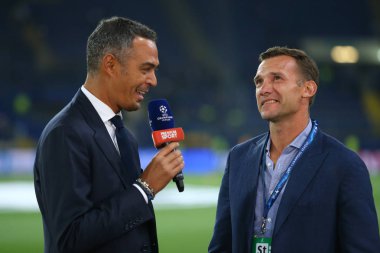 Kharkiv, Ukrayna - 13 Eylül, 2017: Andriy Şevçenko gülümsüyor veren sigorta primi spor Hd canale için röportaj. Mediaset Premium televizyon kanalı. Şampiyonlar Ligi. Shakhtar - Napoli. Metalist Stadyumu