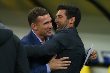 Kharkiv, Ukrayna - 13 Eylül, 2017: Ukrayna Milli Takımı ve Shakhtar Donetsk baş antrenör Andriy Shevchenko ve Paulo Fonseca. Şampiyonlar Ligi. Shakhtar - Napoli. Metalist Stadyumu