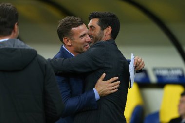 Kharkiv, Ukrayna - 13 Eylül, 2017: Ukrayna Milli Takımı ve Shakhtar Donetsk baş antrenör Andriy Shevchenko ve Paulo Fonseca. Şampiyonlar Ligi. Shakhtar - Napoli. Metalist Stadyumu
