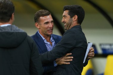 Kharkiv, Ukrayna - 13 Eylül, 2017: Ukrayna Milli Takımı ve Shakhtar Donetsk baş antrenör Andriy Shevchenko ve Paulo Fonseca. Şampiyonlar Ligi. Shakhtar - Napoli. Metalist Stadyumu