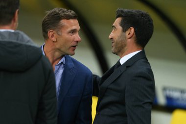 Kharkiv, Ukrayna - 13 Eylül, 2017: Ukrayna Milli Takımı ve Shakhtar Donetsk baş antrenör Andriy Shevchenko ve Paulo Fonseca. Şampiyonlar Ligi. Shakhtar - Napoli. Metalist Stadyumu