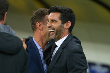 Kharkiv, Ukrayna - 13 Eylül, 2017: Shakhtar Donetsk koçu Paulo Fonseca gülümsüyor ve çok mutlu görünüyor. Şampiyonlar Ligi. Shakhtar - Napoli. Metalist Stadyumu