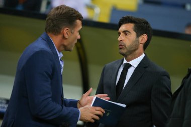 Kharkiv, Ukrayna - 13 Eylül, 2017: Ukrayna Milli Takımı ve Shakhtar Donetsk baş antrenör Andriy Shevchenko ve Paulo Fonseca. Şampiyonlar Ligi. Shakhtar - Napoli. Metalist Stadyumu
