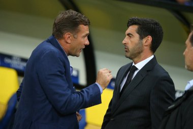 Kharkiv, Ukrayna - 13 Eylül, 2017: Ukrayna Milli Takımı ve Shakhtar Donetsk baş antrenör Andriy Shevchenko ve Paulo Fonseca. Şampiyonlar Ligi. Shakhtar - Napoli. Metalist Stadyumu