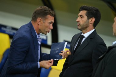 Kharkiv, Ukrayna - 13 Eylül, 2017: Ukrayna Milli Takımı ve Shakhtar Donetsk baş antrenör Andriy Shevchenko ve Paulo Fonseca. Şampiyonlar Ligi. Shakhtar - Napoli. Metalist Stadyumu