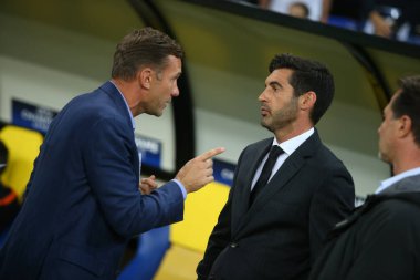 Kharkiv, Ukrayna - 13 Eylül, 2017: Ukrayna Milli Takımı ve Shakhtar Donetsk baş antrenör Andriy Shevchenko ve Paulo Fonseca. Şampiyonlar Ligi. Shakhtar - Napoli. Metalist Stadyumu