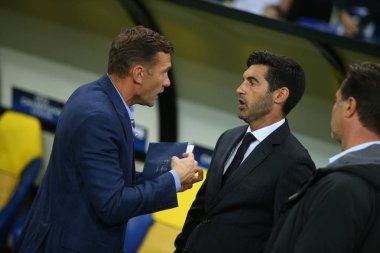 Kharkiv, Ukrayna - 13 Eylül, 2017: Ukrayna Milli Takımı ve Shakhtar Donetsk baş antrenör Andriy Shevchenko ve Paulo Fonseca. Şampiyonlar Ligi. Shakhtar - Napoli. Metalist Stadyumu