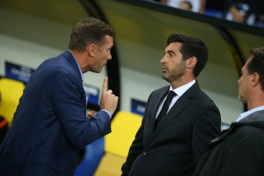 Kharkiv, Ukrayna - 13 Eylül, 2017: Ukrayna Milli Takımı ve Shakhtar Donetsk baş antrenör Andriy Shevchenko ve Paulo Fonseca. Şampiyonlar Ligi. Shakhtar - Napoli. Metalist Stadyumu