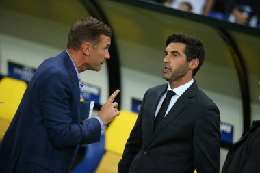 Kharkiv, Ukrayna - 13 Eylül, 2017: Ukrayna Milli Takımı ve Shakhtar Donetsk baş antrenör Andriy Shevchenko ve Paulo Fonseca. Şampiyonlar Ligi. Shakhtar - Napoli. Metalist Stadyumu