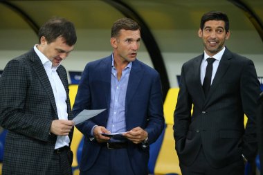 Kharkiv, Ukrayna - 13 Eylül, 2017: Ukrayna Milli Takımı ve Shakhtar Donetsk baş antrenör Andriy Shevchenko ve Paulo Fonseca. Şampiyonlar Ligi. Shakhtar - Napoli. Metalist Stadyumu