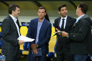 Kharkiv, Ukrayna - 13 Eylül, 2017: Ukrayna Milli Takımı ve Shakhtar Donetsk baş antrenör Andriy Shevchenko ve Paulo Fonseca. Şampiyonlar Ligi. Shakhtar - Napoli. Metalist Stadyumu