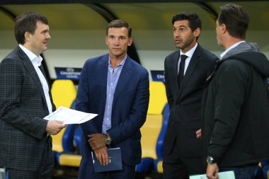 Kharkiv, Ukrayna - 13 Eylül, 2017: Ukrayna Milli Takımı ve Shakhtar Donetsk baş antrenör Andriy Shevchenko ve Paulo Fonseca. Şampiyonlar Ligi. Shakhtar - Napoli. Metalist Stadyumu