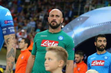 Kharkiv, Ukrayna - 13 Eylül, 2017: Pepe Reina portre sahaya geliyor. Şampiyonlar Ligi. Shakhtar - Napoli. Metalist Stadyumu